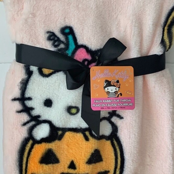 Halloween Hello Kitty throw pumpkins and candy design - Picture 4 of 4